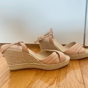 Light pale pink Wedge